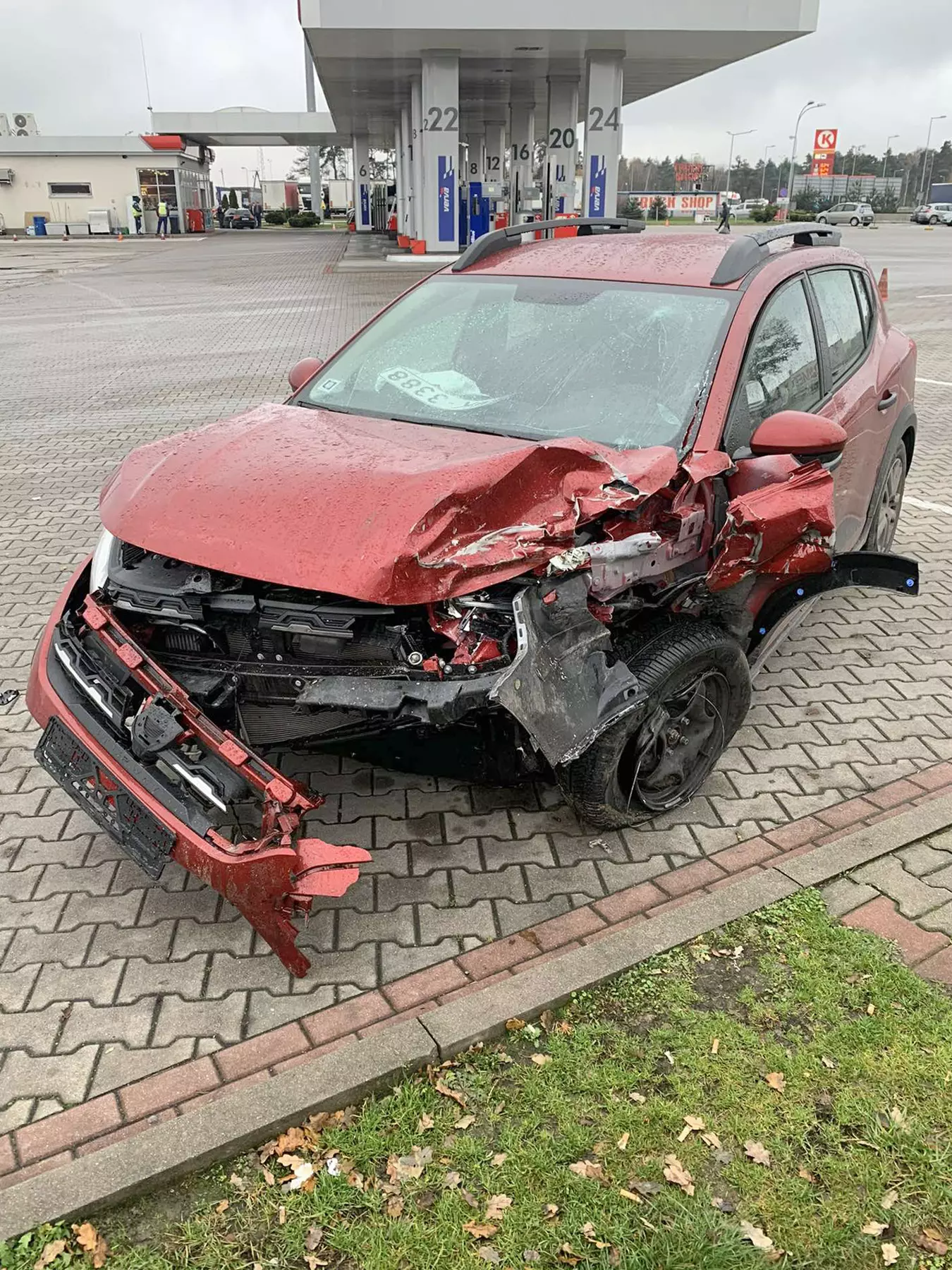 avarējušās automašīnas skats no ārpuses