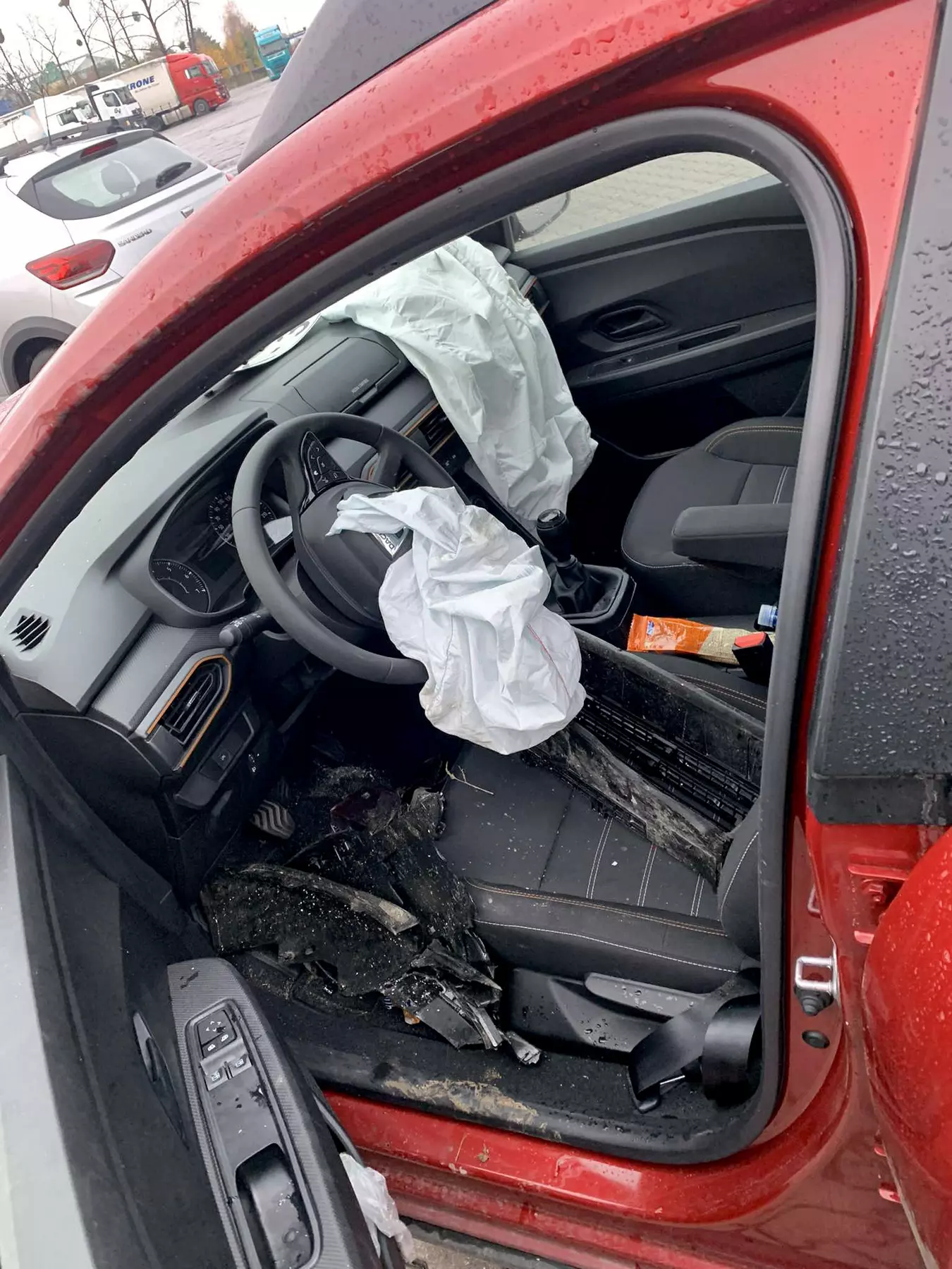 avarējušās automašīnas skats no iekšpuses